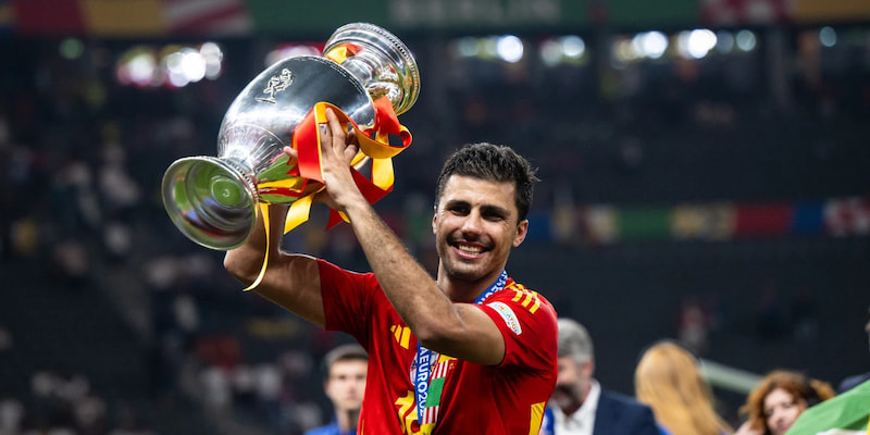 Rodri cùng đội tuyển Tây Ban Nha lên ngôi vô địch Euro 2024